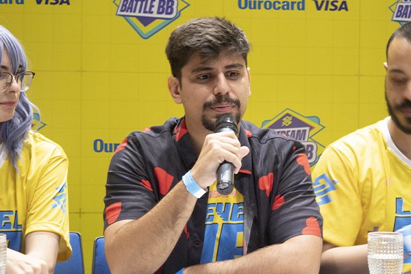 Foto durante a coletiva de imprensa do Stream Battle BB | Alan, conhecido por "Turma do Cururu