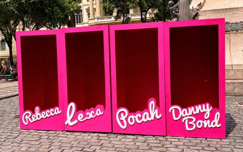 Caixas gigantes da Barbie com os nomes das cantoras envolvidas no projeto.