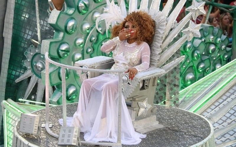 Elza Soares no carro alegórico durante desfile da Mocidade em 2020.