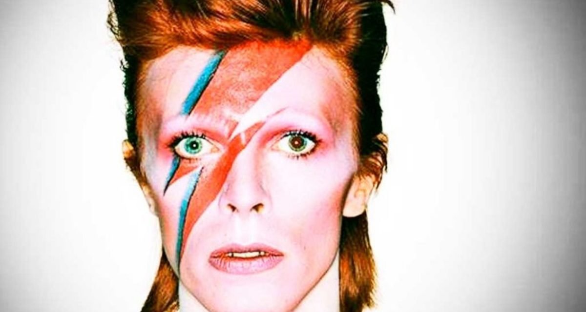 Warner adquiri catálogo musical de David Bowie