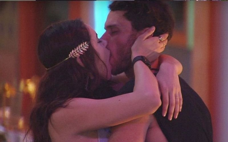 Lucas e Eslovênia dão o primeiro beijo do BBB 22.