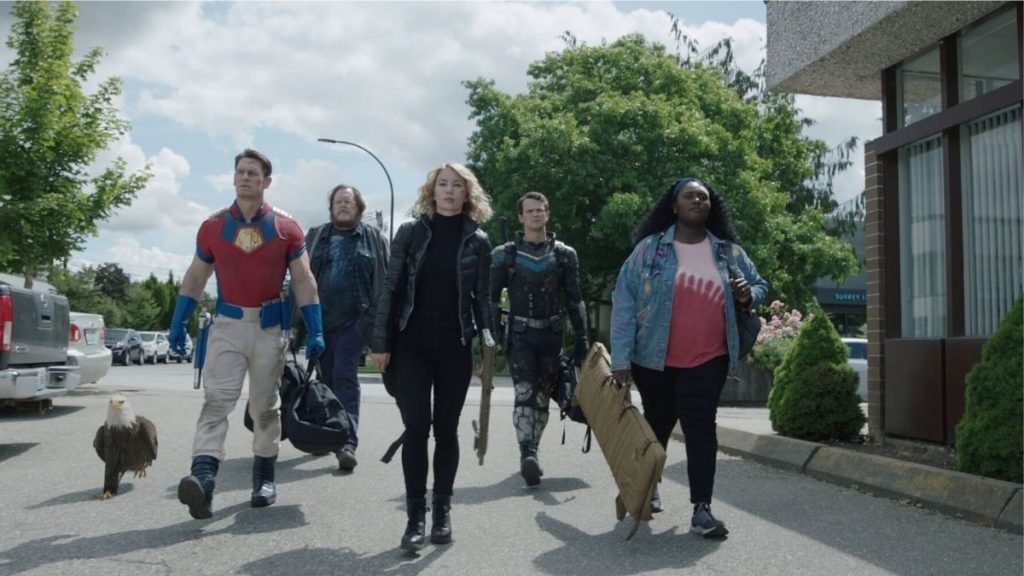 O elenco de "Pacificador, na ordem da direita para a esquerda: John Cena, Steve Agee, Jennifer Holland, Freddie Stroma e Danielle Brooks.