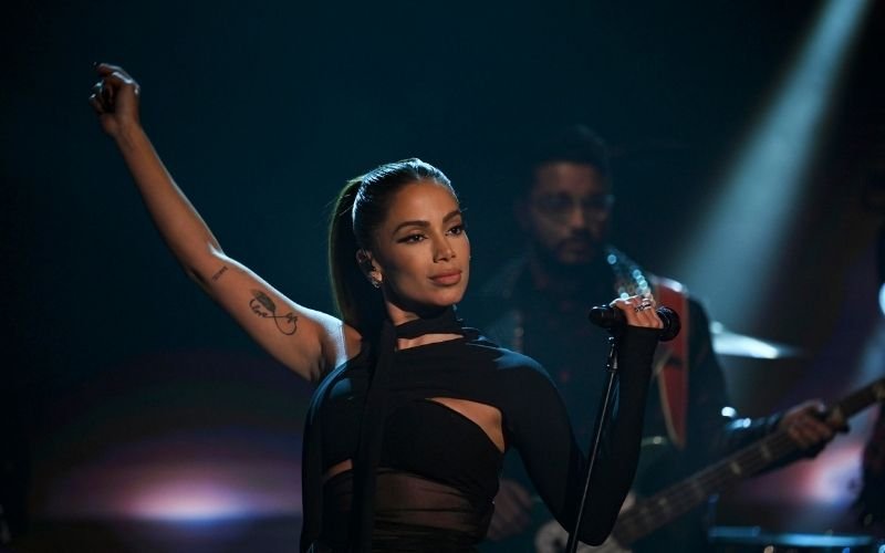 Anitta em sua apresentação ao vivo de Boys Don't Cry.