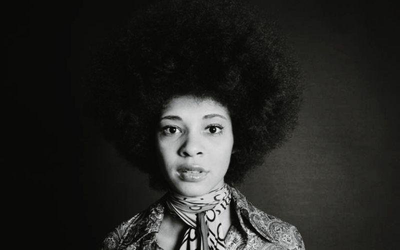 Betty Davis em fotografia preto e branco.