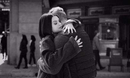 Selena Gomez e Coldplay emocionam em clipe