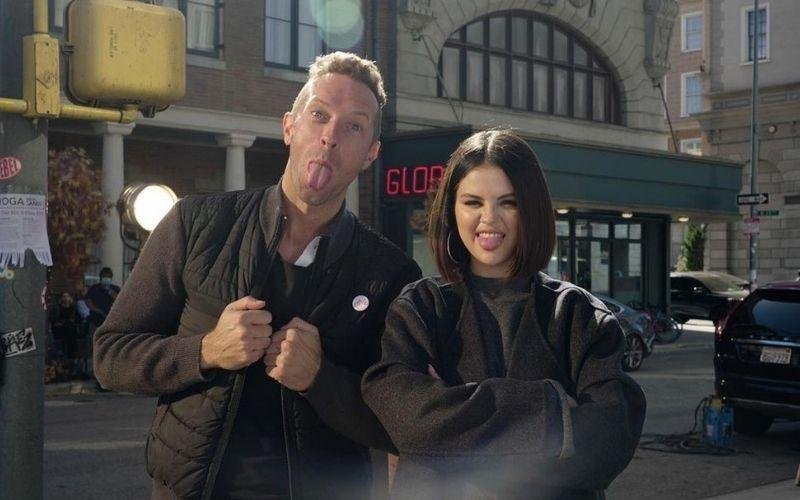Selena Gomez e Chris Martin nos bastidores do clipe de Let Somebody Go