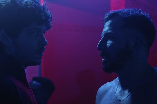 Beto (João Oliveira) e "Hétero Curioso" / Reprodução: Amazon Prime Video