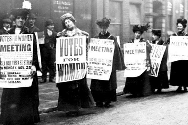 Reprodução: Mulheres com cartazes sufragistas