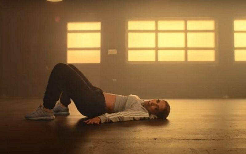 Anitta em clipe de Envolver 