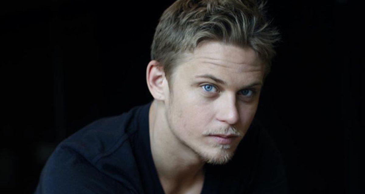 Reboot de Pequenos Espiões escala Billy Magnussen, de 007
