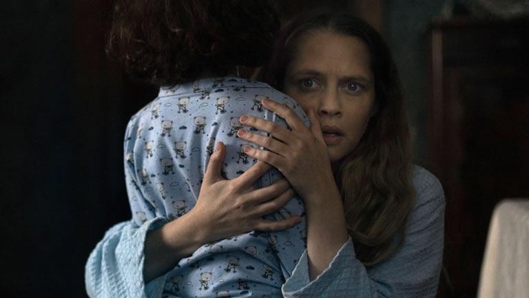 gêmeo maligno é um filme de terror com Teresa Palmer.