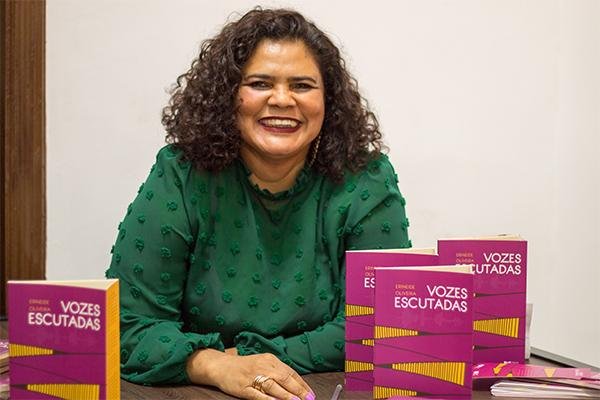 Reproduzir: Registro feito durante o lançamento do livro "Vozes Escutadas", no Sarau Estação Poesia