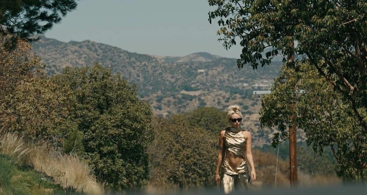Miley Cyrus anuncia o lançamento do novo single “Flowers”
