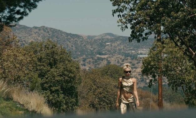 Miley Cyrus anuncia o lançamento do novo single “Flowers”
