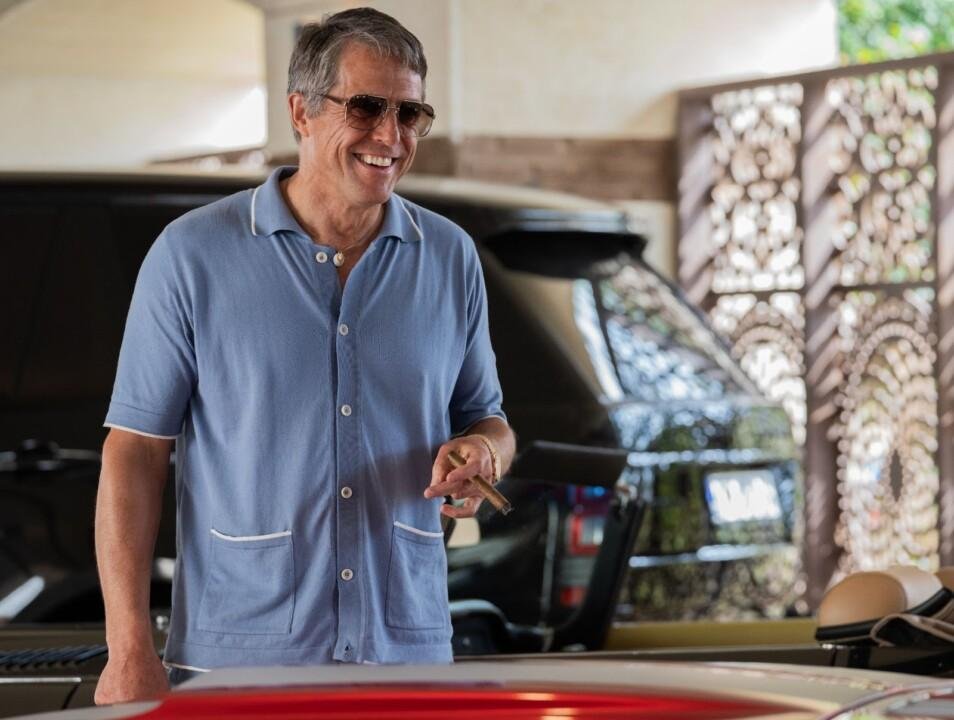 Hugh Grant como Greg Simmonds