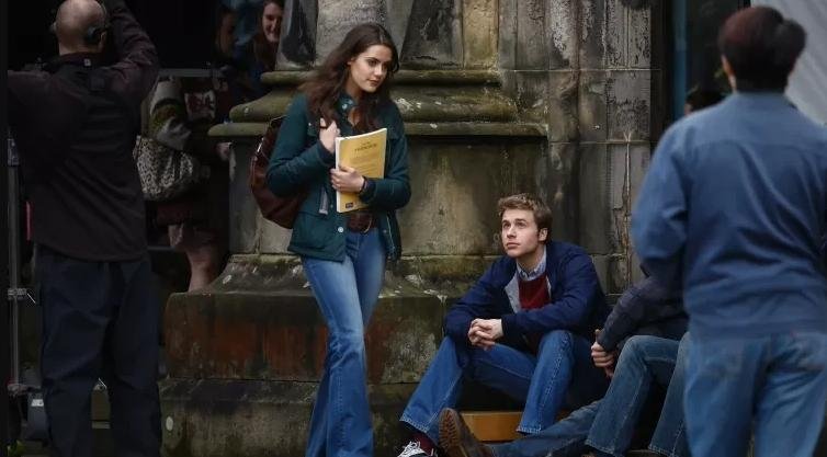 Ed McVey e Meg Bellamy aparecem filmando o momento em que se conheceram. 