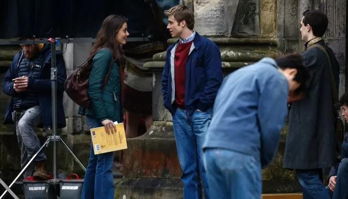 Ed McVey e Meg Bellamy aparecem filmando o momento em que se conheceram. 