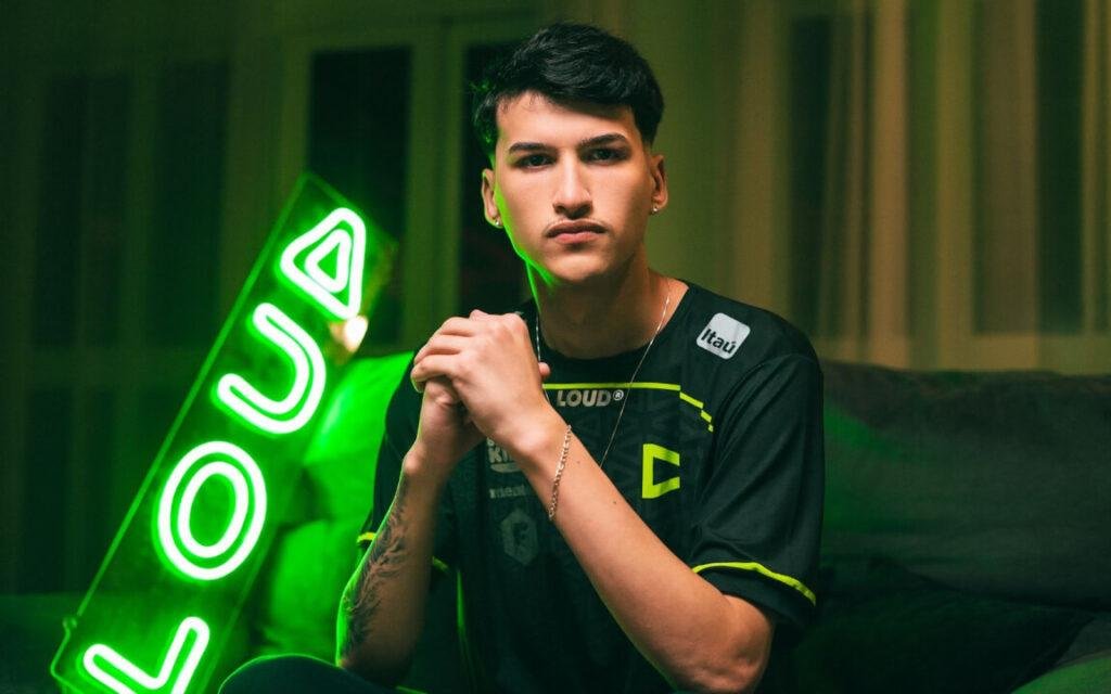 Victor "Draxx7"com uniforme da LOUD