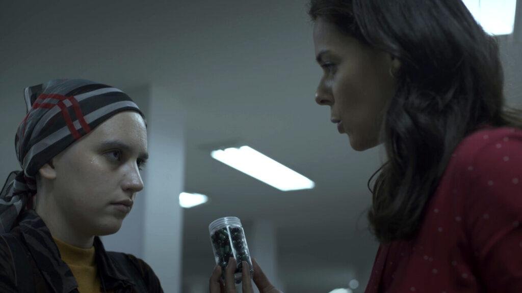 Nina (Maria Galant) e Marta (Priscilla Colombi) e as cápsulas de Bênção