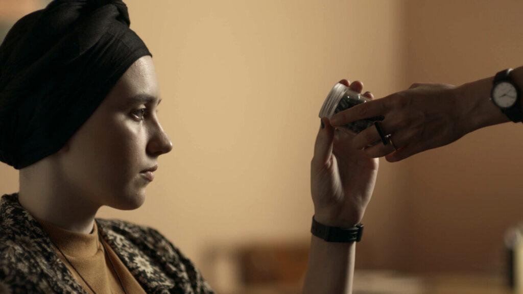 Nina (Maria Galant) recebe cápsulas de Bênção