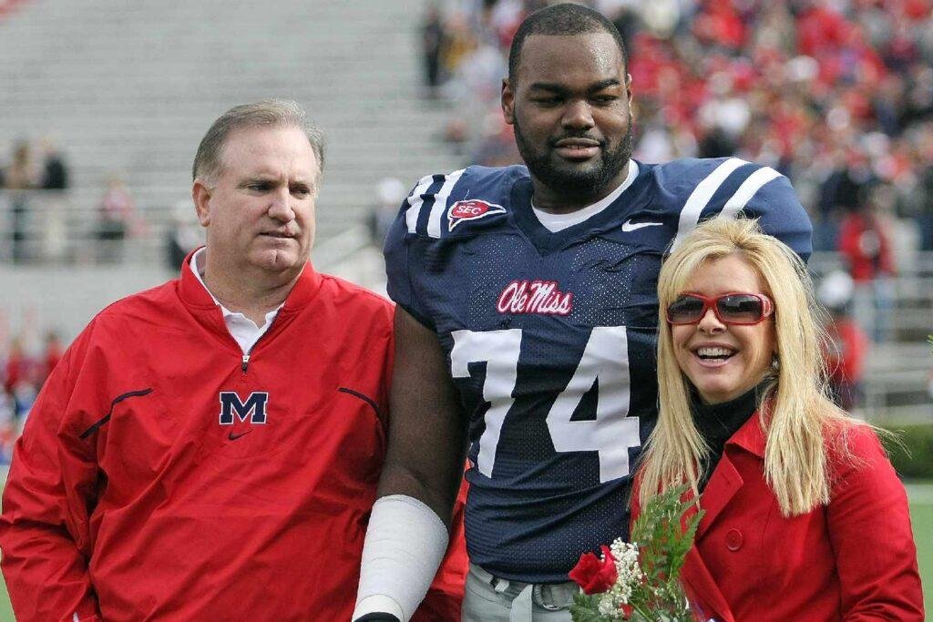 Imagem mostrando Michael Oher, Sean e Leigh Anne Tuohy.