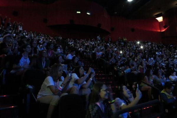 Imagem: GeekPop News / Coletiva com Becky Armstrong, Sunny Suwanmethanon e Piyakarn Bootprasert