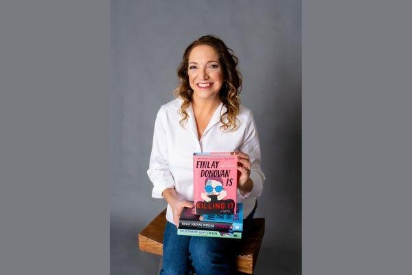 Reprodução: Imagem de divulgação da autora Elle Cosimano
