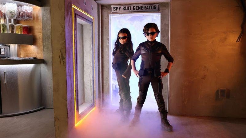 Everly Carnila e Connor Esterson em Pequenos Espiões: Apocalipse