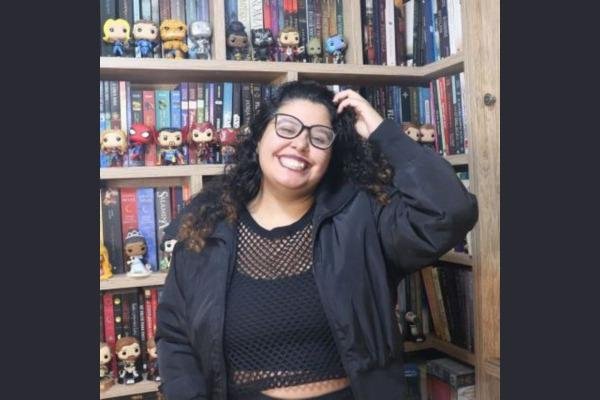 autora do livro os fantasmas entre nos