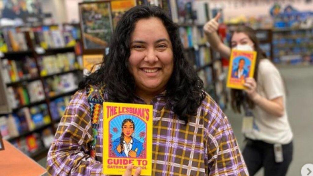 Sonora Reyes com o livro Guia para Lésbicas na Escola Católica