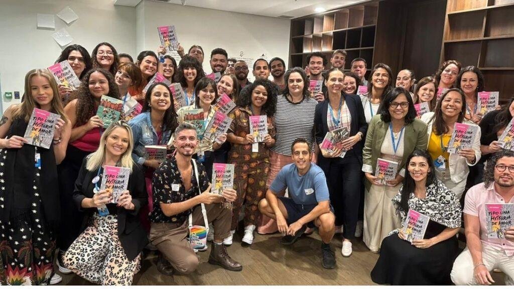 Abdi Nazemian na editora Harper Collins junto a pessoas com o seu livro "Tipo uma história de amor"