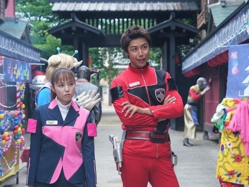 Tokusou Sentai Dekaranger: Fireball Boost | O especial de 20 anos de Dekaranger;
Ryuuji Sainei (Akaza Banban/DekaRed), Mika Kikuchi (Kodou Koume/DekaPink).