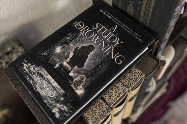 Livro: A Study In Drowning 