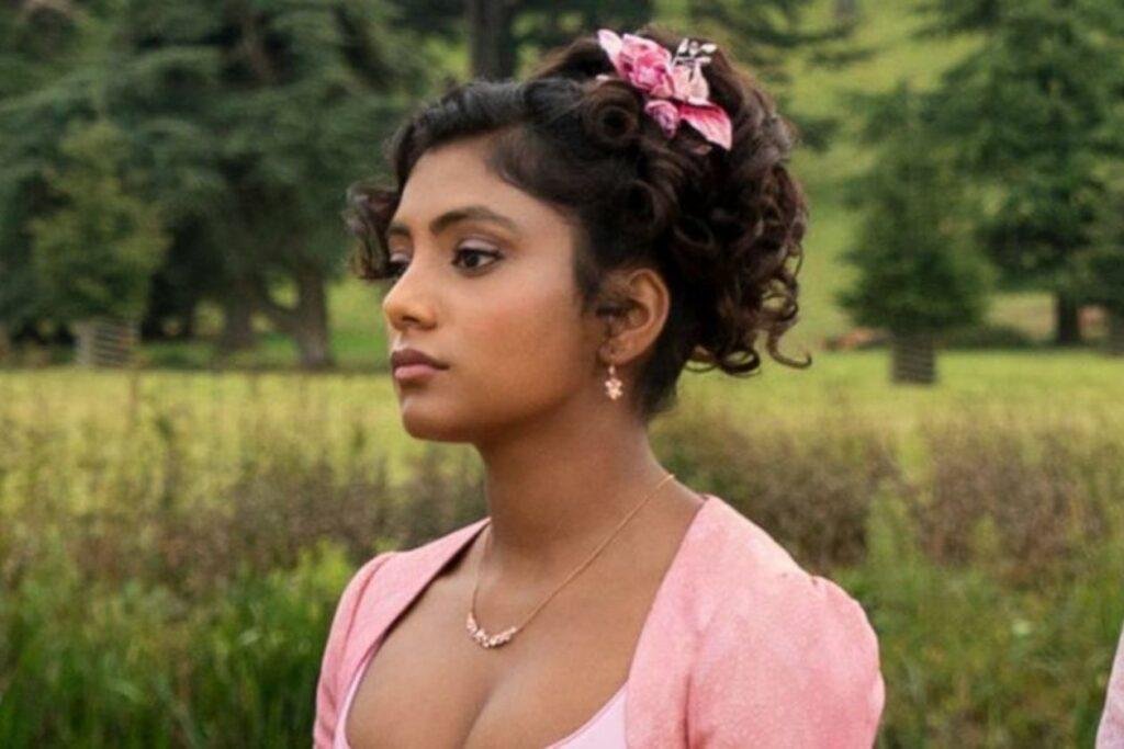 Charithra Chandran, estrela de Arzu, como Edwina Sharma no drama de época Bridgerton.