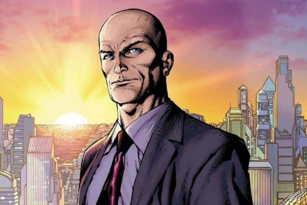 Quadrinho de Lex Luthor, homem careca em terno com o fundo de pôr do sol em cidade.