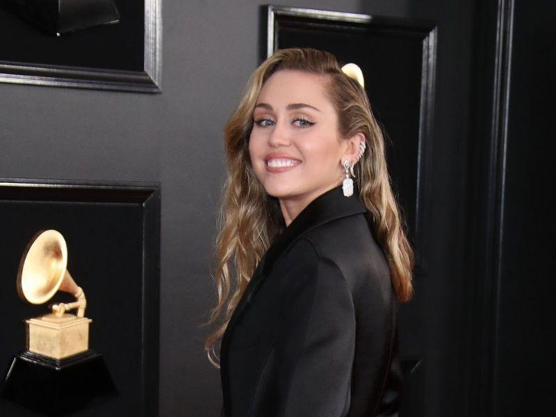 A cantora Miley Cyrus recebeu 6 indicações ao gramofone.