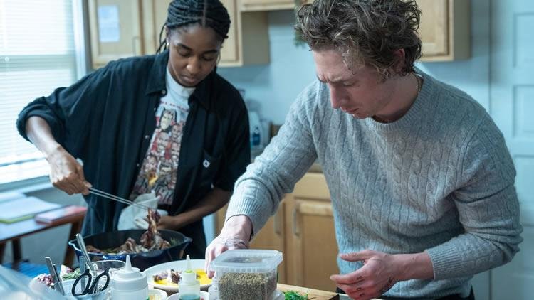 Ayo Edebiri e Jeremy Allen White em cena de The Bear