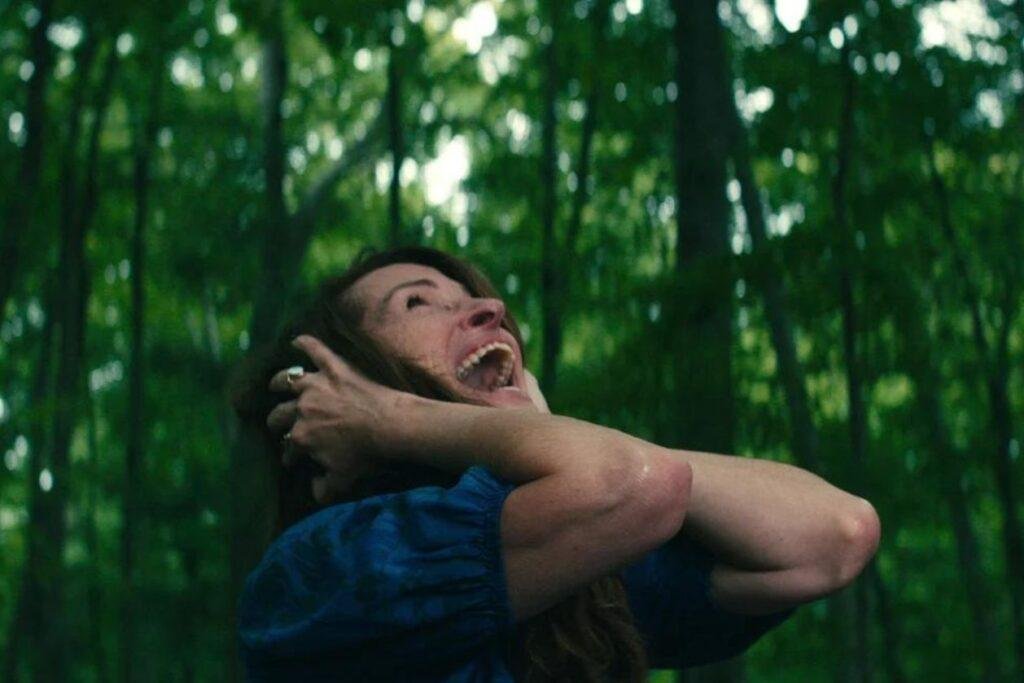 Julia Roberts em O Mundo Depois de Nós, gritando com as mãos nos ouvidos em uma floresta, indicação no People's Choice Awards