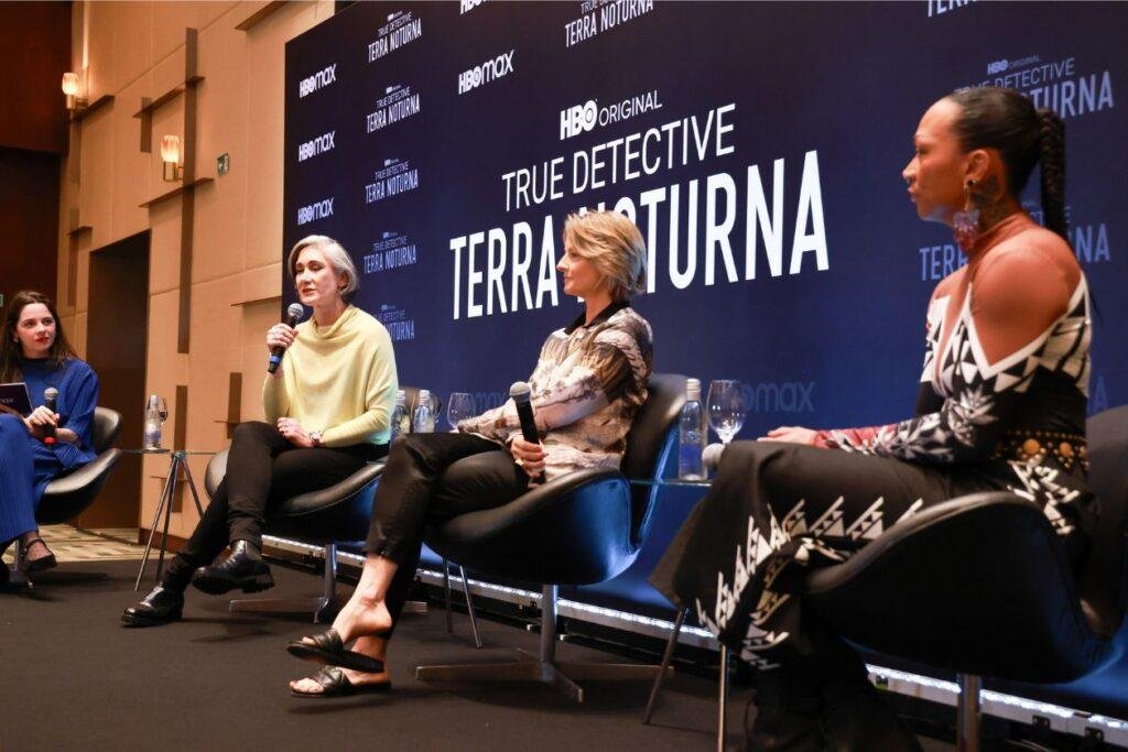 Issa López, Jodie Foster e Kali Reis em coletiva da CCXP sobre True Detective: Terras Noturnas.
