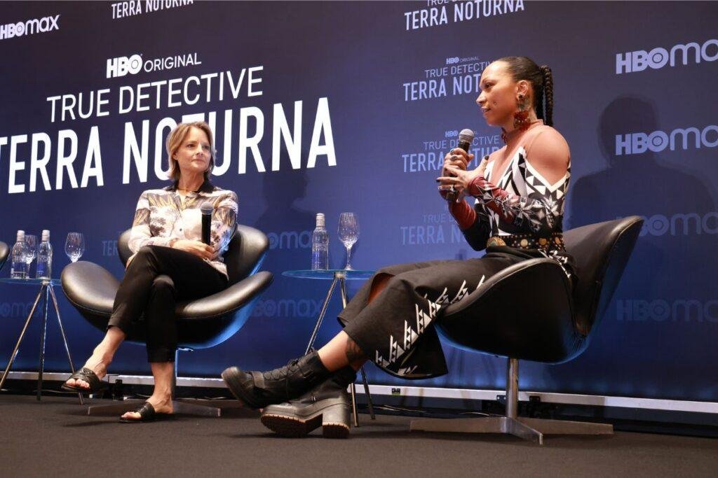 Jodie Foster e Kali Reis em coletiva da CCXP sobre True Detective: Terra Noturna. | Crédito: Ali Karakas/HBO Max