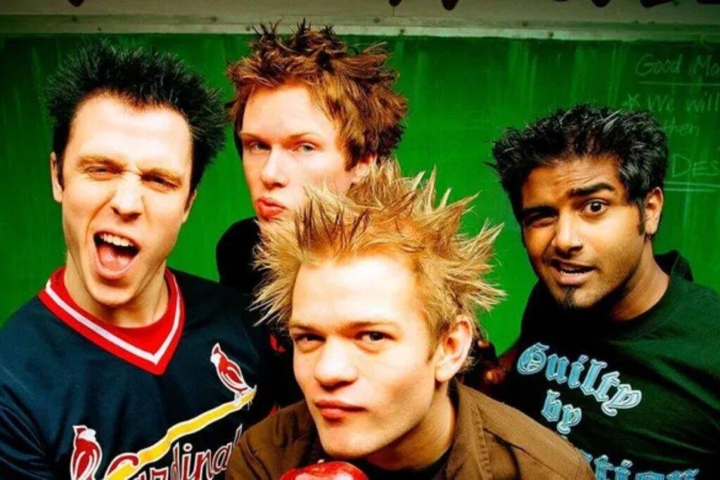Quatro homens membros da banda de rock Sum 41, com cabelos espetados e roupas marcantes dos anos 2000 em um fundo verde.