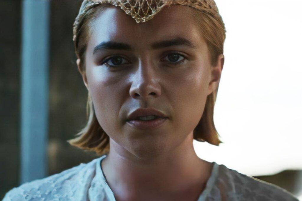 Florence Pugh como Princesa Irulan em Duna parte dois , com olhar preocupado, roupas claras e adorno dourado em formato de triângulo na cabeça.