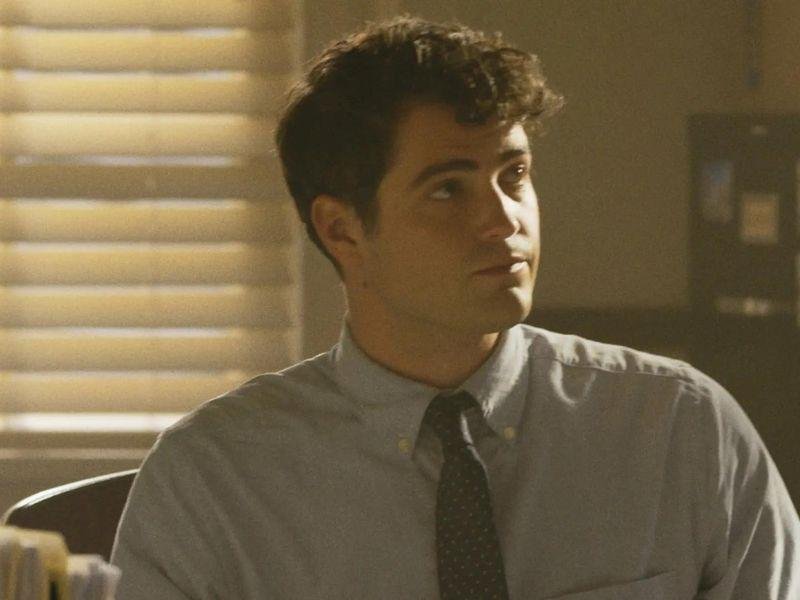 Cole Baird de Um Lugar Para Voltar atuando no escritório