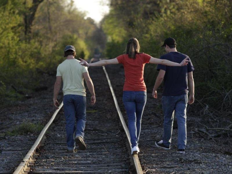 Jack Miller, Elle Shepard e Cole Baird de Um Lugar Para Voltar caminhando em um trilho em Galena