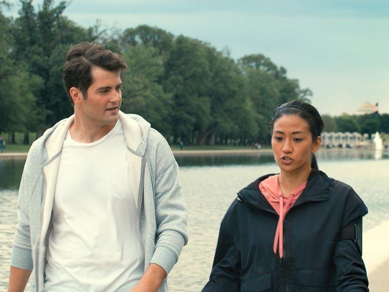 Cole Baird e Sarah Baird de The Road to Galena andando em Washington