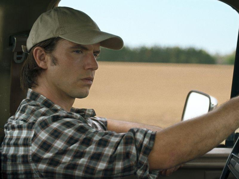 Jack Miller de The Road to Galena dirigindo sua caminhonete
