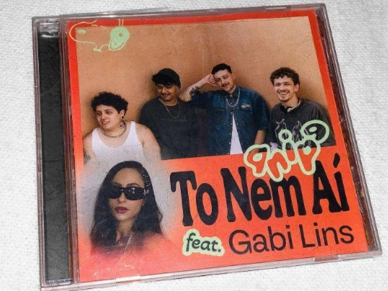 Capa de To Nem Aí, com Qnipe e Gabi Lins
