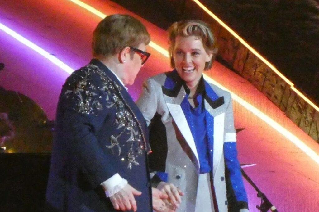 Elton John e Brandi Charlile em apresentação no Dodger Stadium
