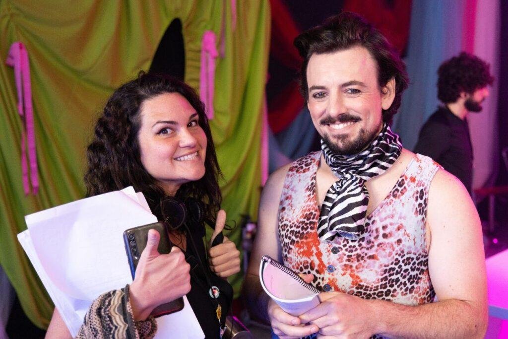 Diretora Tatiana Niquete e ator Rafael Pimenta durante as gravações de Nem Lá, Nem Cá.