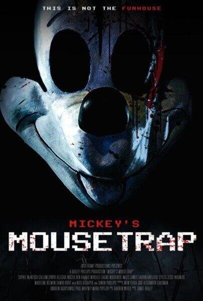 Poster de Mickey Mouse's Trap, com máscara de Mickey cheia de sangue em fundo preto.